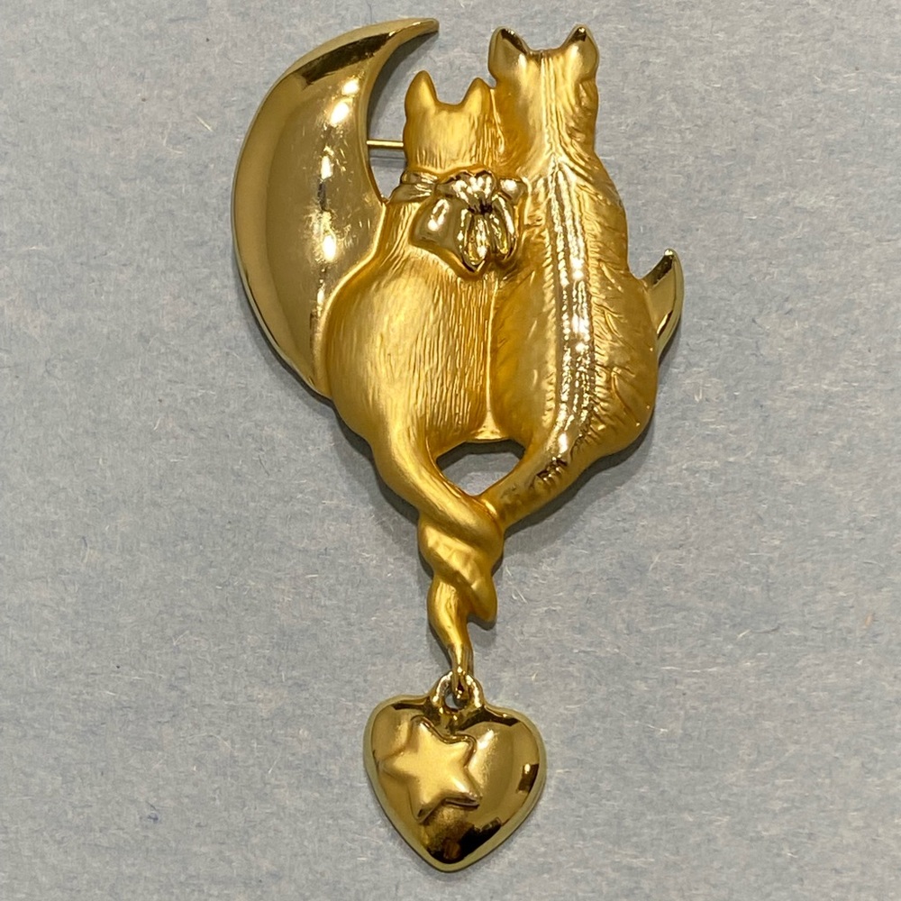 VINTAGE 1980’S AJC CATTAILS GOLD TONE BROOCH WITH DANGLE HEART CHARM - Picture 7 of 10